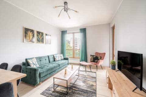Ustawny, funkcjonalny apartament z dużym balkonem w pełni w
