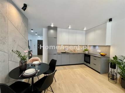 NOWY PIĘKNIE URZĄDZONY APARTAMENT Z OGRÓDKIEM 