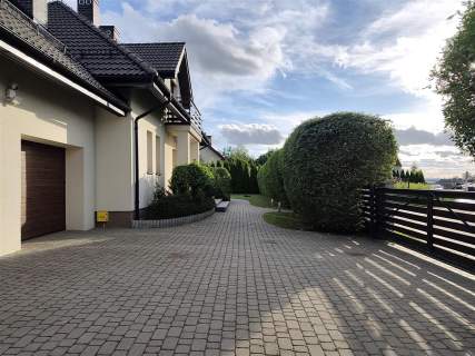 DOM WOLNOSTOJĄCY FOTOWOLTAIKA GARAŻ NA DWA AUTA BA