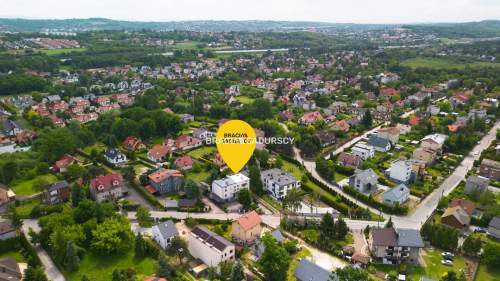 Czteropoziomowy dom z klatką schodową.