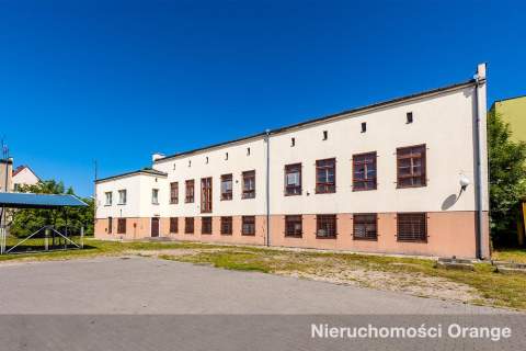 Duży budynek biurowy w centrum miejscowości