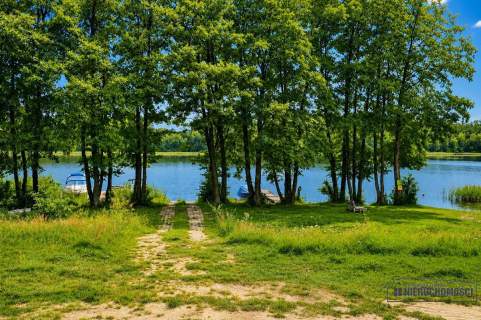 Budowlane nad jeziorem. Prąd, wodociąg, plaża.