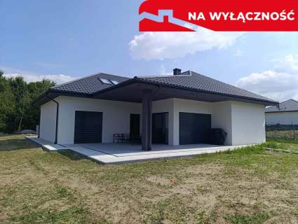Nowy dom parterowy z antresolą.