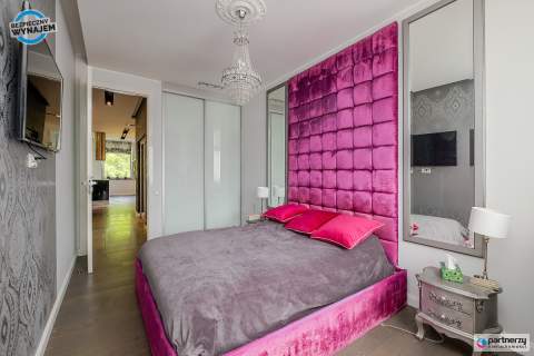 Apartament z widokiem na las, komórka i hala gar.