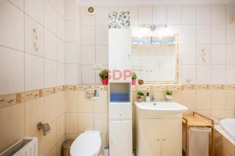 Piętro domu z dużym ogrodem dodatkowy lokal i garaż