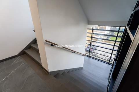 Nowoczesny jasny apartament w otoczeniu zieleni