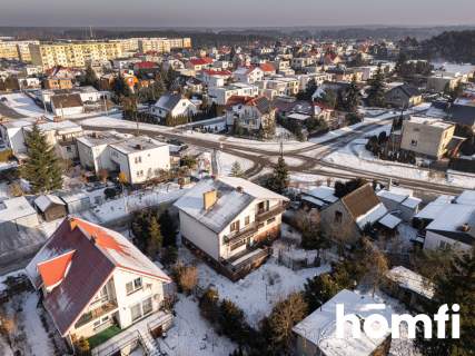 Wielopoziomowy dom z ogrodem i garażem   Mniszek