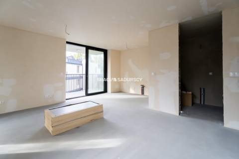 Nowoczesny jasny apartament w otoczeniu zieleni