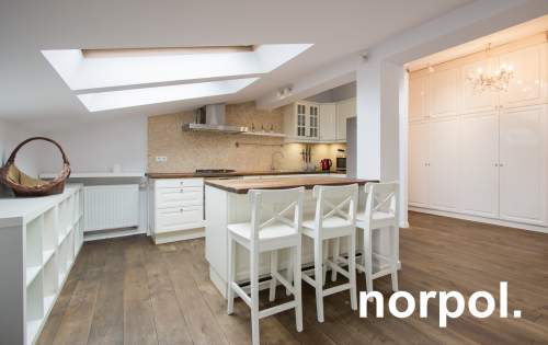 Przestronny apartament z osobną sypialnią i balkonem w centrum...