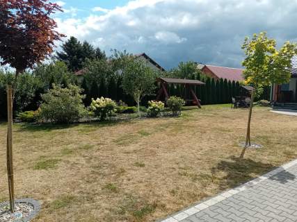 Atrakcyjny, parterowy dom z dużą działką 