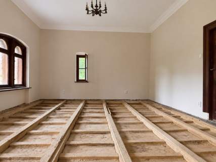 Zabytkowy pałac 1 160 m 2,57 ha parku Wrocław