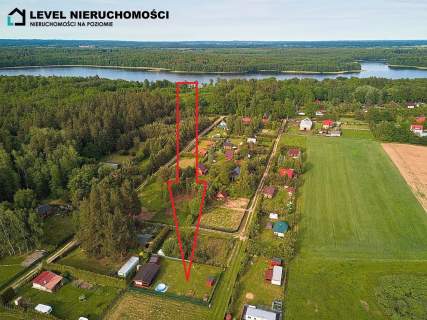 Działka nad jeziorem z domkiem