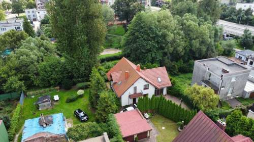 Wygodny dom otoczony zielenią 