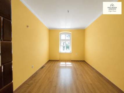 90 m przy Teatrze Polskim Parter