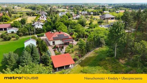 Dom z pięknym ogrodem oraz wysokim salonem