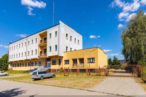Duży budynek biurowy z parkingiem w Radomiu