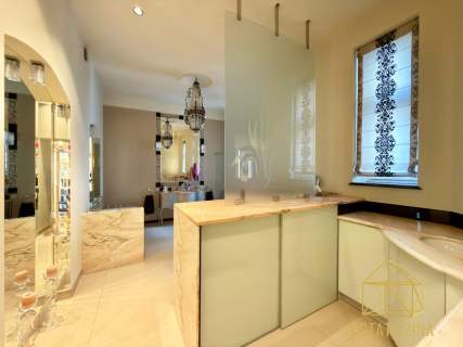 Przestronny apartament z balkonem w Kamienicy
