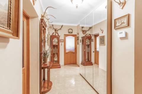 Centrum 3 pokoje, balkon, piwnica, 2 garaże