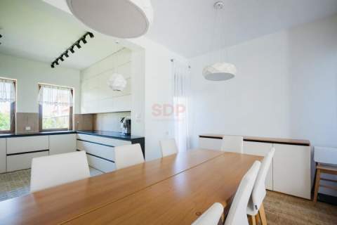 6 sypialni, 2 auta w garażu, działka 862m2