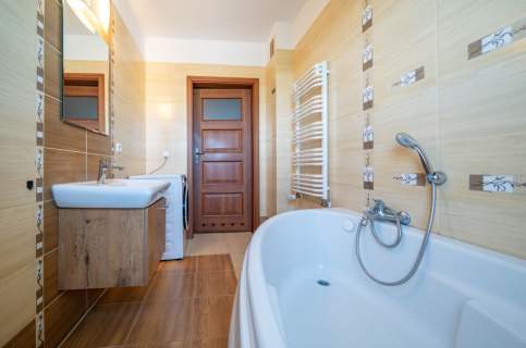3 pokoje duży balkon hala garażowa piwnica