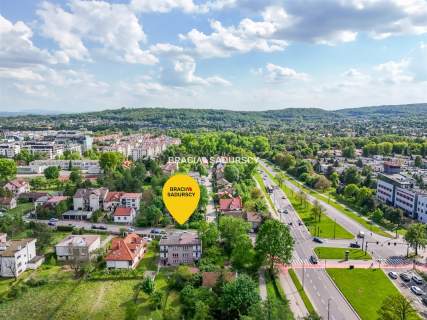 Dwa poziomy w domu typu bliźniak z garażem.