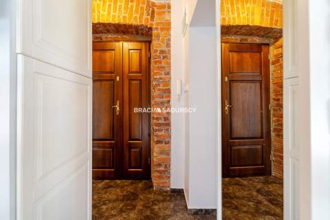Dwupokojowy apartament z historycznym charakterem