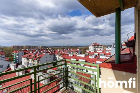 Świeżo wyremontowane z balkonem do wejścia