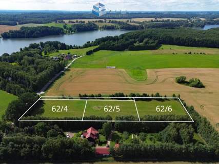 Uzbrojone działki przy plaży z pomostem.