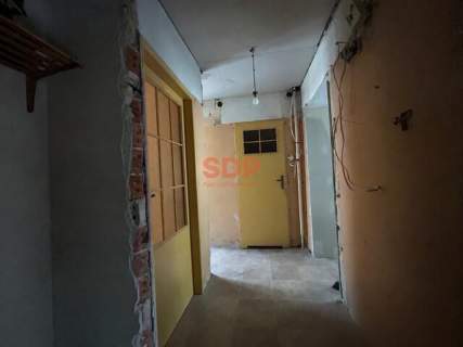 55m2 3 pokoje osobna kuchnia, częściowo do remontu