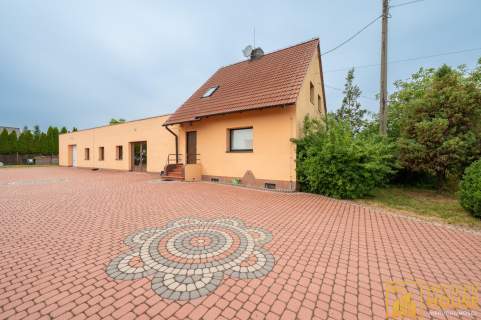 Na sprzedaż lokal handlowo-usługowy z budynkiem mieszkalnym