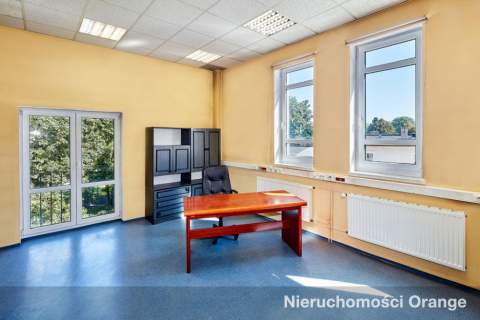 Zabytkowy budynek oraz obiekty pod biura i usługi