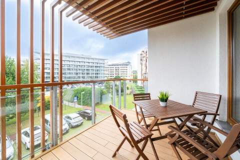 Ustawny, funkcjonalny apartament z dużym balkonem w pełni w