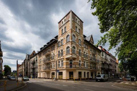 Dwupoziomowe w odrestaurowanej kamienicy w centrum