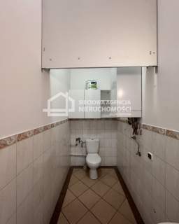 Lokal w centrum Rumi z witryną na parterze