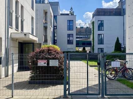Ładne z ogródkiem i tarasem miejsce parkingowe