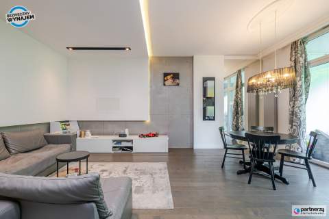 Apartament z widokiem na las, komórka i hala gar.