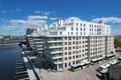 Apartament widokiem na rzekę i dużym tarasem