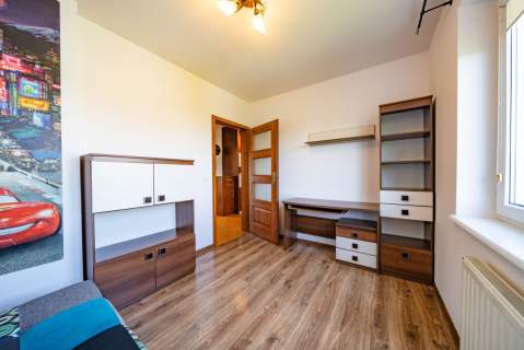 3 pokoje duży balkon hala garażowa piwnica