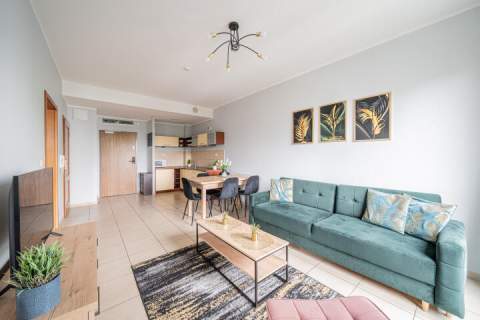 Ustawny, funkcjonalny apartament z dużym balkonem w pełni w