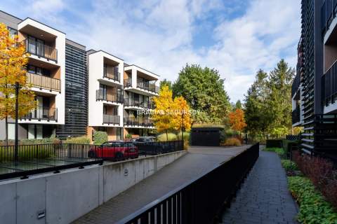Nowoczesny jasny apartament w otoczeniu zieleni