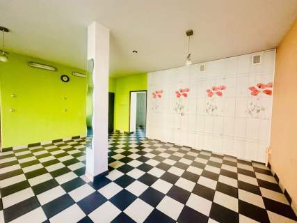 Lokal 60 m z witrynami blisko centrum Strzelina