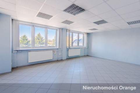 Budynek biurowy na dużej działce w centrum miasta