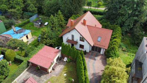 Wygodny dom otoczony zielenią 