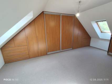 Wygodny dom otoczony zielenią 