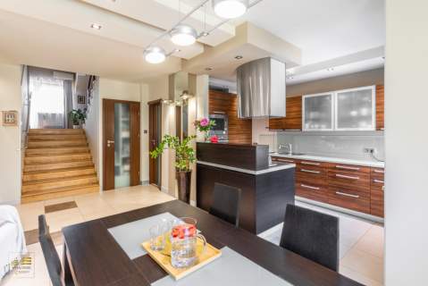 5 pokoi, balkon, piwnica, garaż
