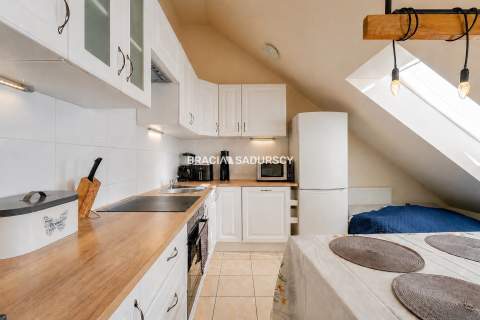 2-pok, 48 m ok. 60 m po podłodze , balkon