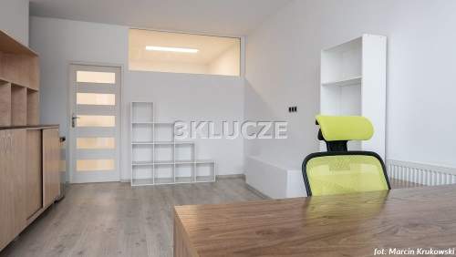 Lokal biurowy 42 m2 na parterze, miejsca postojowe