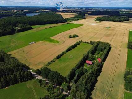 Uzbrojone działki przy plaży z pomostem.