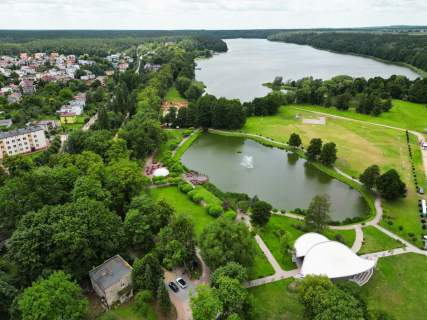 dom nad jeziorem Lidzbarskim obok amfiteatru