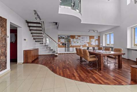 BIURO 180 m TARAS 56 m 3 POZIOMY